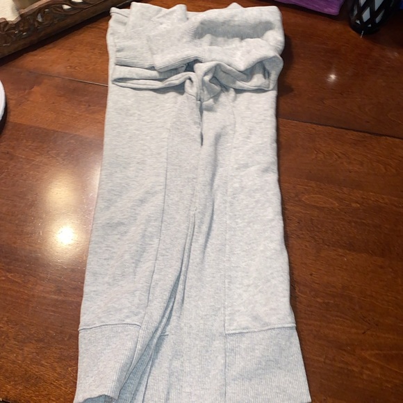 American Eagle Aerie Oversized Sweatshirt Size XS Like New- gray - slits on side - Picture 3 of 6